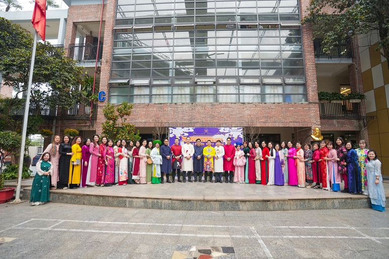 Các thầy cô đến lớp trong trang phục Áo dài.