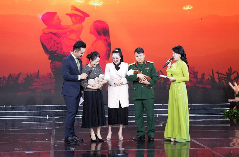 Gia đình Thiếu tá Hoàng Đức Cảnh và chị Đặng Thị Hoài Trang vừa đón chào cặp bé song sinh nhờ chương trình hỗ trợ làm IVF.