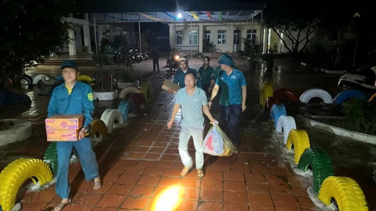 Các lực lượng chức năng hỗ trợ người dân di dời đến nơi an toàn trong đêm 6/9. Các lực lượng chức năng hỗ trợ người dân di dời đến nơi an toàn trong đêm 6/9.