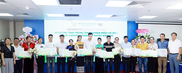 Ban lãnh đạo Bệnh viện trao quyết định cho 15 gia đình nhận gói miễn phí 100% chi phí thực hiện IVF năm 2024. Ban lãnh đạo Bệnh viện trao quyết định cho 15 gia đình nhận gói miễn phí 100% chi phí thực hiện IVF năm 2024.