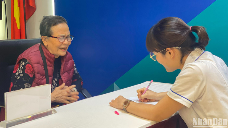 Người cao tuổi có biểu hiện giảm trí nhớ cần đi khám sớm để phát hiện bệnh sa sút trí tuệ.