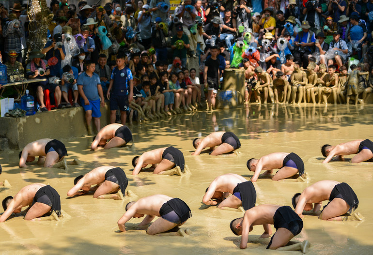 Trước khi vào trận đấu, các quân cầu thực hiện nghi lễ tế Đức Thánh Tam Giang.