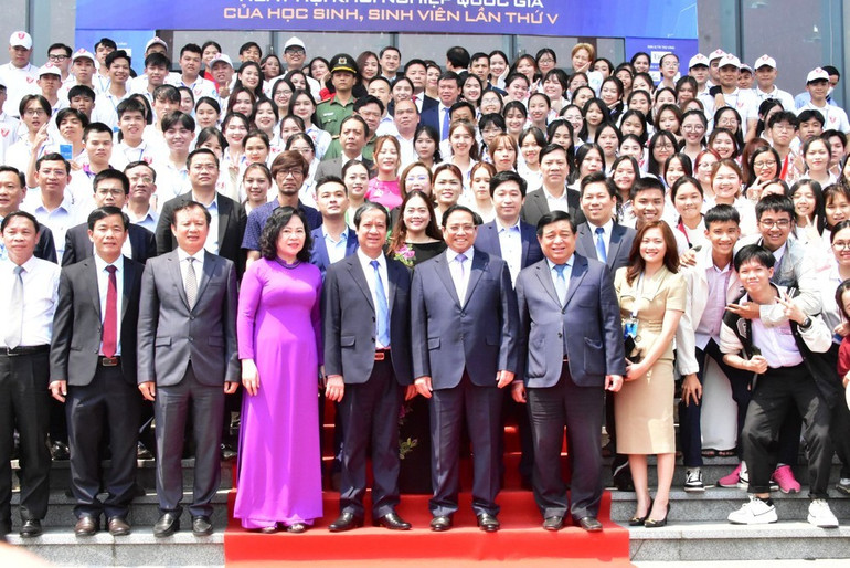 Thủ tướng Phạm Minh Chính và các đại biểu chụp ảnh lưu niệm cùng các đại biểu là học sinh, sinh viên tham dự Ngày hội khởi nghiệp quốc gia lần thứ V.