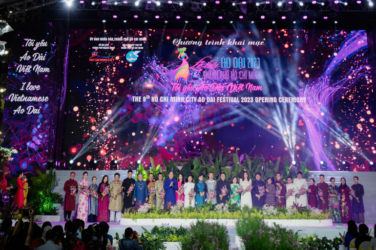 Các nhà thiết kế là những người góp sức truyền tải tình yêu áo dài và làm nên một Lễ hội Áo dài Thành phố Hồ Chí Minh lần thứ 9 thành công rực rỡ.