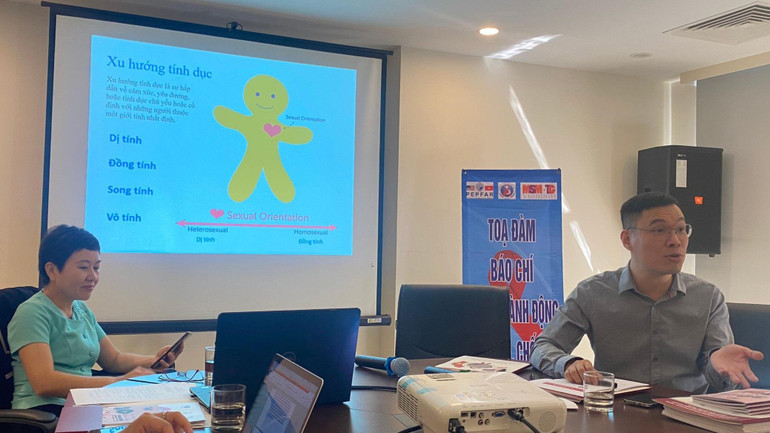 Đại diện Cục Phòng, chống HIV/AIDS và đại diện Pepfar cung cấp thông tin cho báo chí.