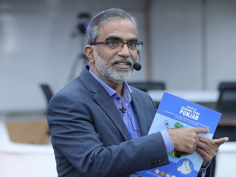 Giáo sư Thalappil Pradeep chia sẻ sau khi nhận giải VinFuture 2022.