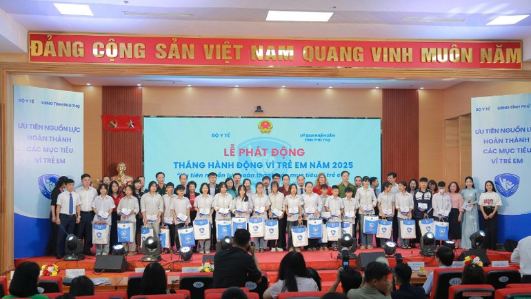 Tặng quà cho các em nhỏ.