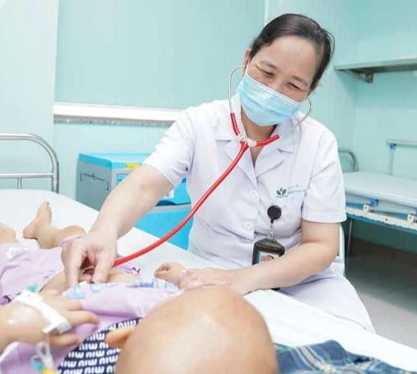 Tiến sĩ, bác sĩ Bùi Ngọc Lan luôn mong muốn các em được điều trị khỏi bệnh để viết tiếp ước mơ dang dở.