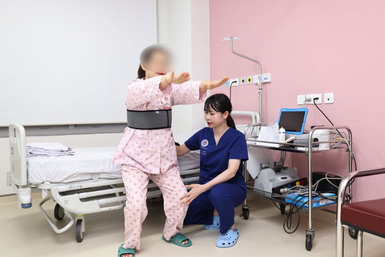 Bệnh nhân tập luyện chờ ra viện.