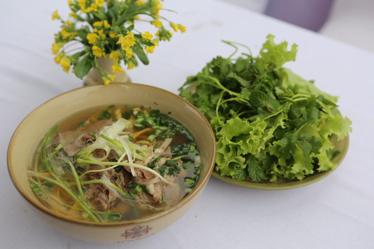 Phở ngô Hà Giang sử dụng nạm bò để không làm mất đi vị thanh của nước dùng được ninh từ củ quả.