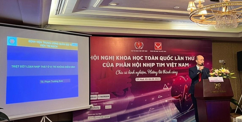 TS Phạm Trường Sơn báo cáo trong hội nghị toàn quốc của Phân hội nhịp tim Việt Nam về các trường hợp ngoại tâm thu thất khó được triệt đốt thành công tại Khoa Nội tim mạch, Bệnh viện Trung ương Quân đội 108.