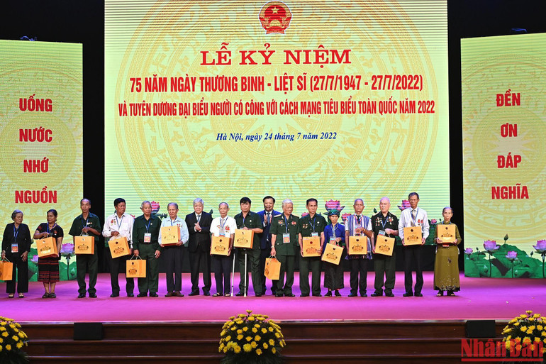 Hình ảnh Lễ kỷ niệm 75 năm Ngày Thương binh-Liệt sĩ và tuyên dương đại biểu người có công ảnh 9
