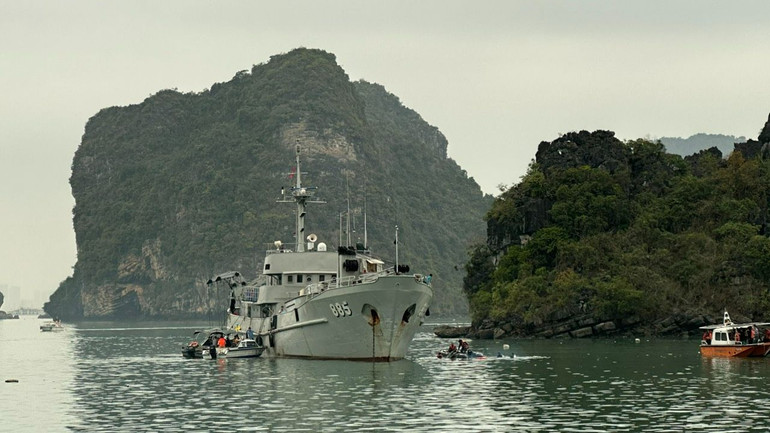 Hình ảnh tàu HQ 885 của Hải quân đang tiến hành trục vớt xác máy bay trực thăng.