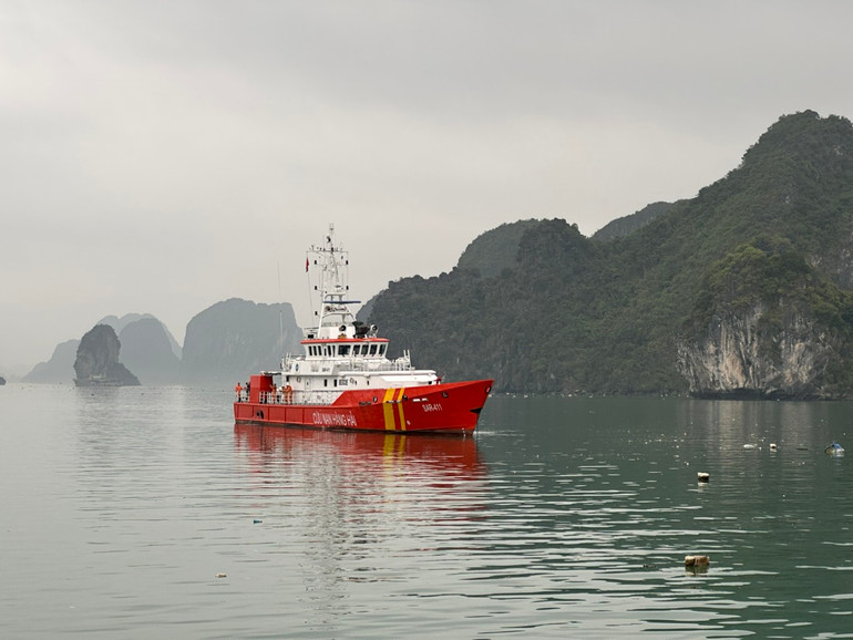 Tàu SAR 411 tiếp tục triển khai công tác tìm kiếm cứu nạn, phối hợp với các lực lượng tại hiện trường mở rộng khu vực tìm kiếm căn cứ từ vị trí xác máy bay và vị trí các thi thể được tìm thấy.