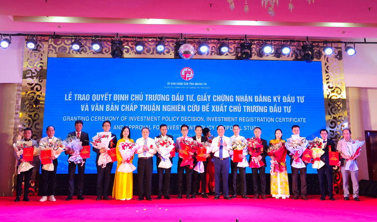 Lãnh đạo tỉnh Quảng Trị trao quyết định đầu tư cho các doanh nghiệp.