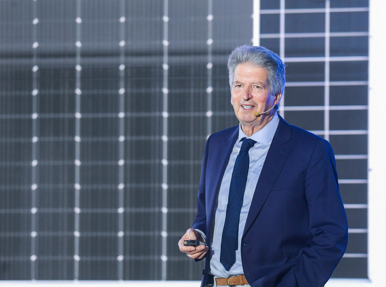 Giáo sư Martin Andrew Green, Giáo sư Khoa học và Giám đốc sáng lập Trung tâm Quang điện Tiên tiến tại Đại học New South Wales (Australia). Giáo sư Martin Andrew Green, Giáo sư Khoa học và Giám đốc sáng lập Trung tâm Quang điện Tiên tiến tại Đại học New South Wales (Australia).