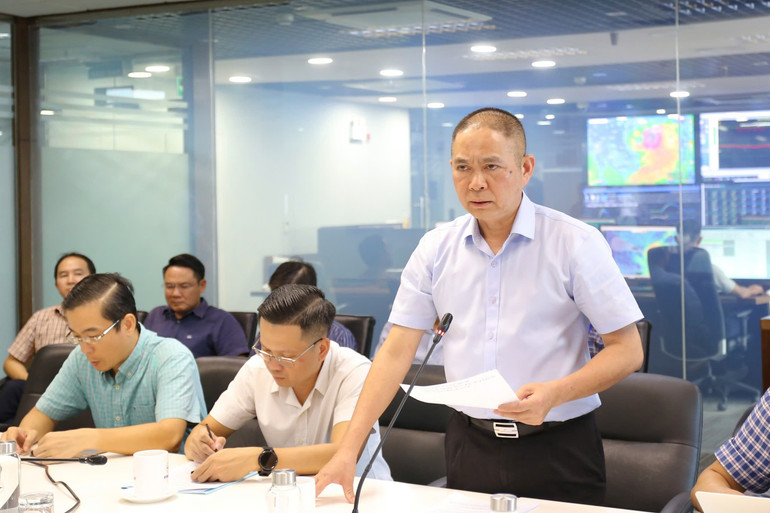 Ông Vũ Xuân Khu - Trưởng ban Phòng chống thiên tai và Tìm kiếm cứu nạn của NSMO báo cáo tại cuộc họp.