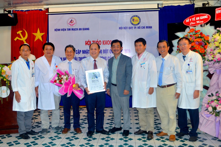 Bệnh viện Tim mạch An Giang đón nhận Giải thưởng Kim cương của Hội đột quỵ thế giới (QSO).