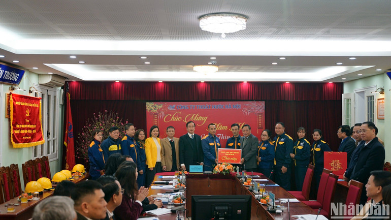 Đồng chí Nguyễn Văn Phong, Phó Bí thư Thành ủy Hà Nội chúc Tết cán bộ công nhân viên công ty.