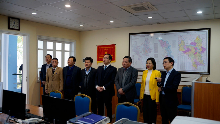 Đồng chí Nguyễn Văn Phong, Phó Bí thư Thành ủy Hà Nội thăm Trung tâm Giám sát Điều hành Hệ thống Thoát nước của công ty.