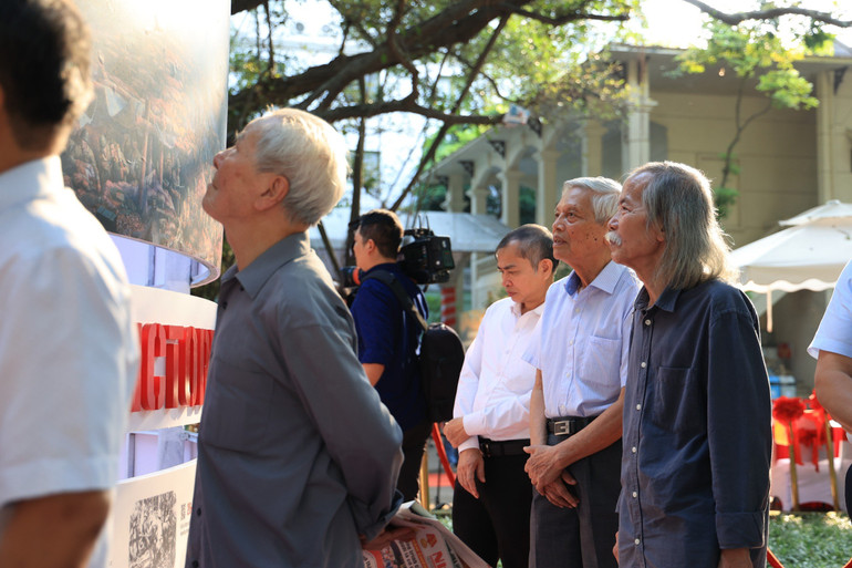 Nhạc sĩ Doãn Nho và họa sĩ Lương Xuân Đoàn tại triển lãm.