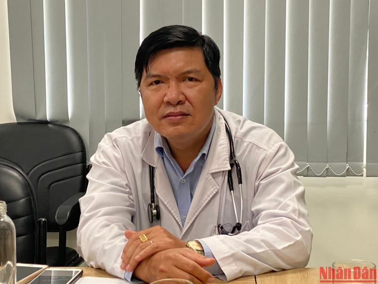 Bác sĩ Trương Sỹ Chiến, Trưởng Phòng Điều trị HIV/AIDS (phòng khám lai ghép) của Bệnh viện Đa khoa Vũng Tàu.