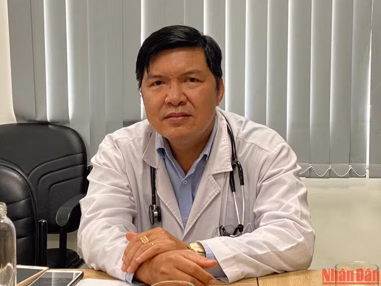 Bác sĩ Trương Sỹ Chiến, Trưởng Phòng Điều trị HIV/AIDS (phòng khám lai ghép) của Bệnh viện Đa khoa Vũng Tàu. Bác sĩ Trương Sỹ Chiến, Trưởng Phòng Điều trị HIV/AIDS (phòng khám lai ghép) của Bệnh viện Đa khoa Vũng Tàu.