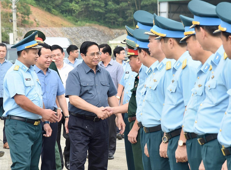 Thủ tướng Phạm Minh Chính thăm hỏi, động viên các cán bộ, chiến sĩ.