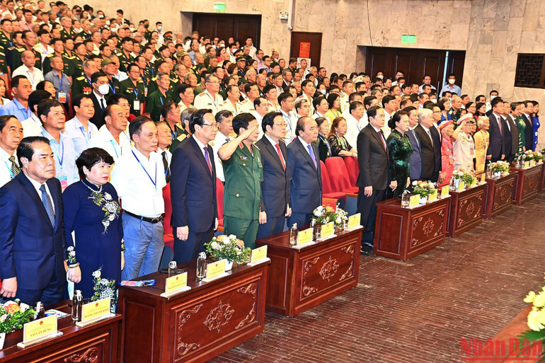 Các đồng chí lãnh đạo Đảng, Nhà nước và các đại biểu thực hiện nghi thức chào cờ và hát Quốc ca.