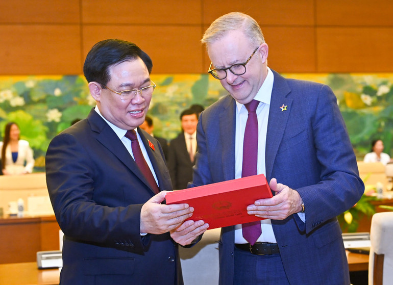 Chủ tịch Quốc hội Vương Đình Huệ tặng quà lưu niệm cho Thủ tướng Australia Anthony Albanese. (Ảnh: DUY LINH)