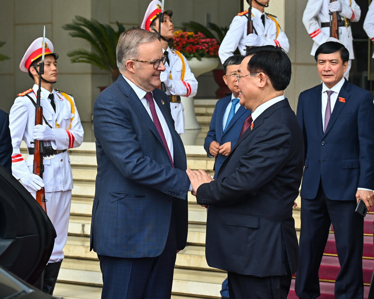 Chủ tịch Quốc hội Vương Đình Huệ tiễn Thủ tướng Australia Anthony Albanese. (Ảnh: DUY LINH)