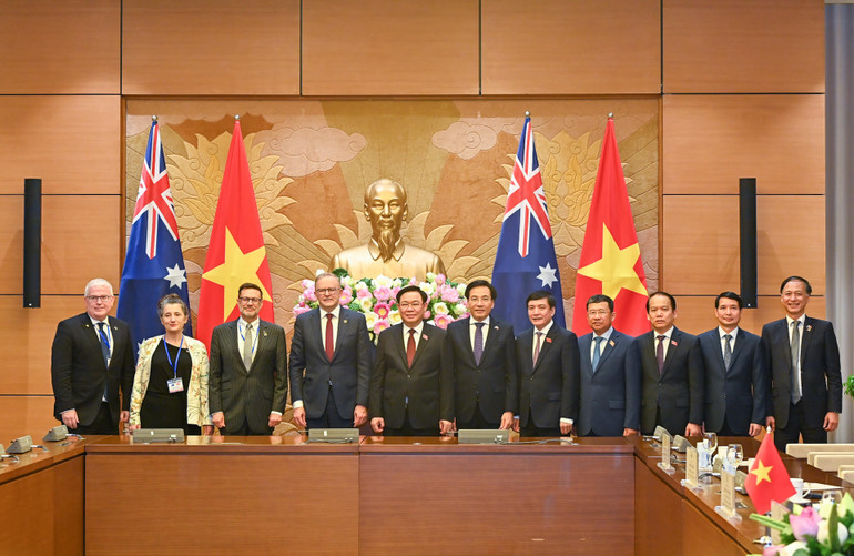 Chủ tịch Quốc hội Vương Đình Huệ và Thủ tướng Australia Anthony Albanese chụp ảnh lưu niệm với đại biểu hai nước tại buổi tiếp. (Ảnh: DUY LINH)