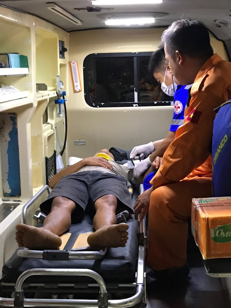 Các thuyền viên tàu SAR đưa nạn nhân về bờ. Các thuyền viên tàu SAR đưa nạn nhân về bờ.