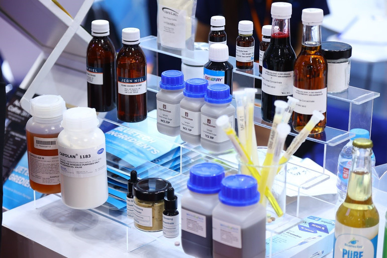 Về giải pháp, theo Bộ Y tế, thời gian tới tiếp tục tập trung hoàn thiện thể chế, hành lang pháp lý để nâng cao chất lượng công tác quản lý, mua sắm thuốc, thiết bị y tế và triển khai hiệu quả các biện pháp phòng, chống dịch bệnh.