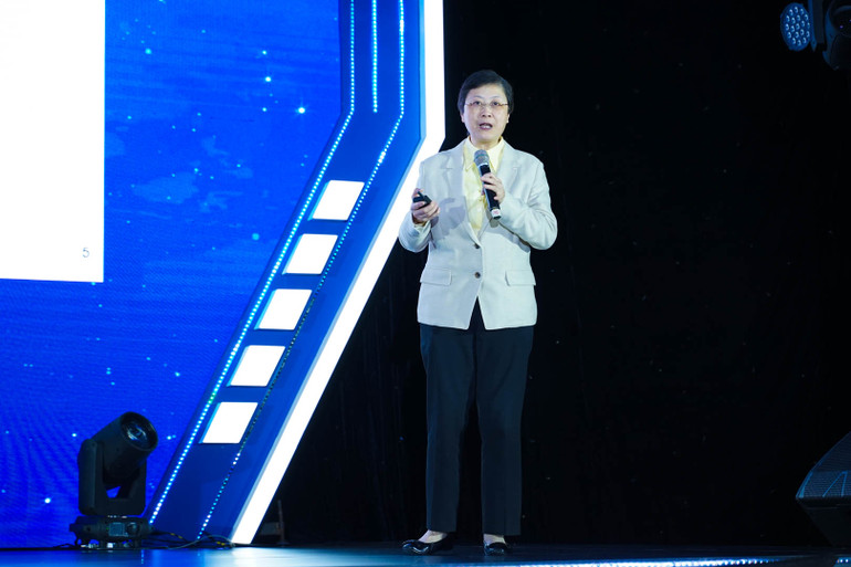 Giáo sư Vivian Yam chia sẻ về "Những tiến bộ trong điện tử hữu cơ - Góc nhìn về vật liệu OLED và công nghệ tương lai".