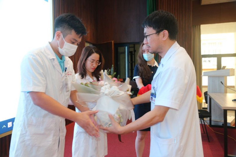 Bác sĩ Hoàng Văn Tuấn, Khoa Nội Nhi tổng hợp, Bệnh viện E hoàn thành nhiệm vụ 3 năm cống hiến tại Trung tâm Y tế Sìn Hồ.