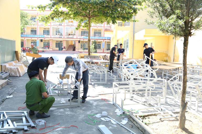 Trao tặng trang thiết bị học tập cho học sinh tại xã Đào Thịnh.