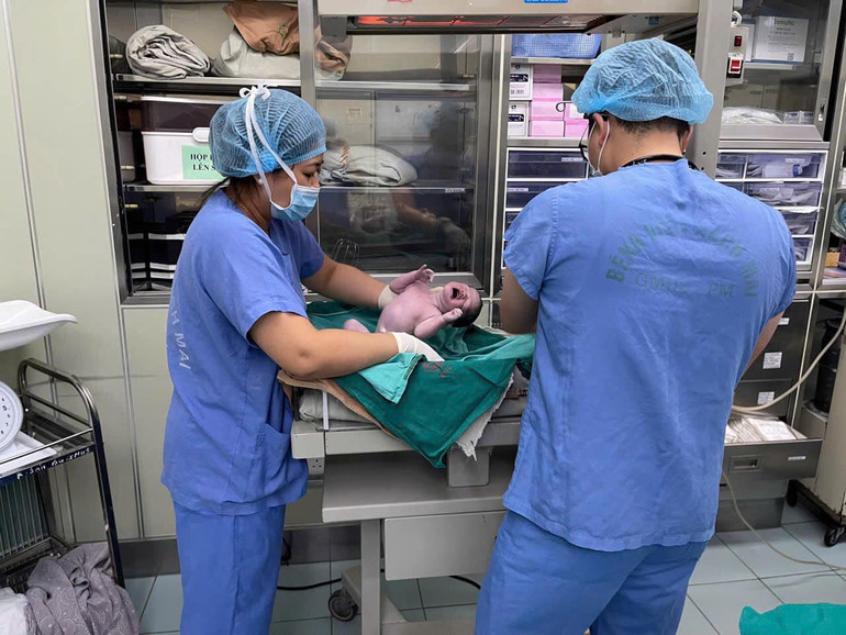 Em bé chào đời trong ngày mưa bão.