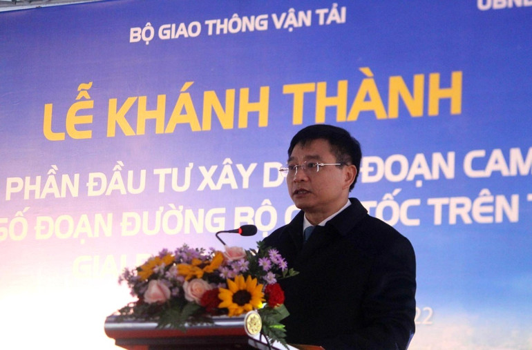 Bộ trưởng Giao thông vận tải Nguyễn Văn Thắng phát biểu và tuyên bố khánh thành đưa dự án cao tốc Cam Lộ-La Sơn vào khai thác.