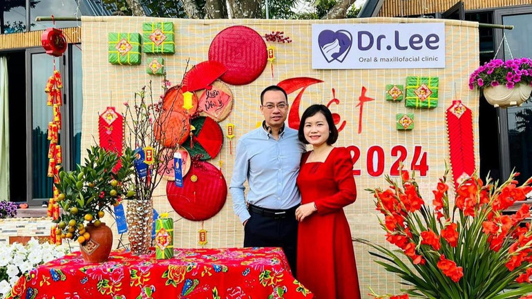 Ở bên anh luôn có người vợ tảo tần, ngày hai bữa chị đều đặn mang cơm từ nhà vào bệnh viện cho anh. Ở bên anh luôn có người vợ tảo tần, ngày hai bữa chị đều đặn mang cơm từ nhà vào bệnh viện cho anh.