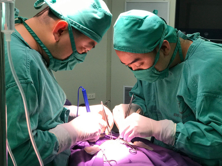 Các bác sĩ phẫu thuật cho bệnh nhi khi bé chỉ nặng 900g.