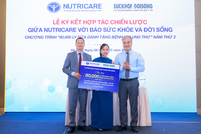 Đại diện Nutricare cùng Báo Sức khỏe và đời sống trao tặng biển tượng trưng chương trình 80,000 ly sữa dành tặng bệnh nhi ung thư cho Tiến sĩ, bác sĩ Phí Thị Quỳnh Anh - Trưởng phòng Công tác xã hội, Bệnh viện Nhi Trung ương.