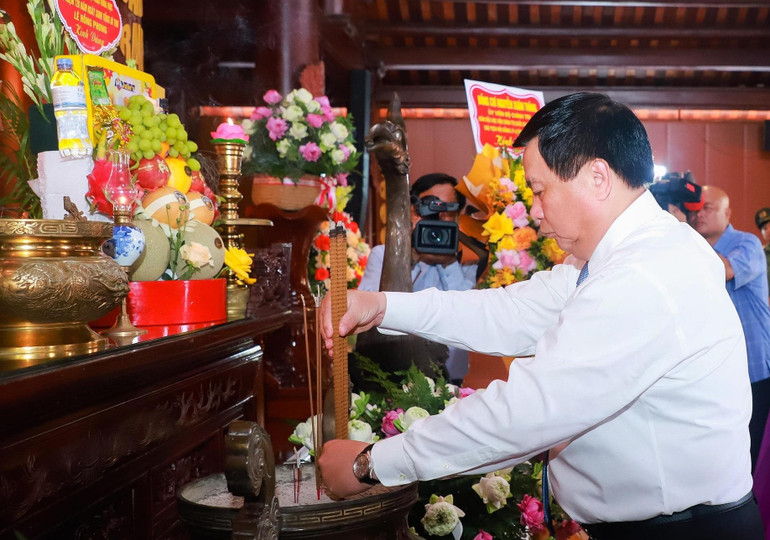 Đồng chí Nguyễn Xuân Thắng dâng hương tưởng niệm cố Tổng Bí thư Lê Hồng Phong.