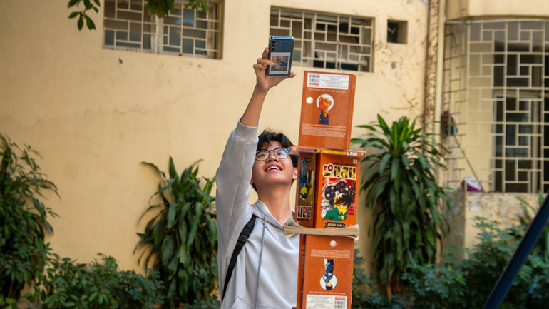 Các bạn học sinh “hết mình” với trò chơi “Tháp tri thức”.