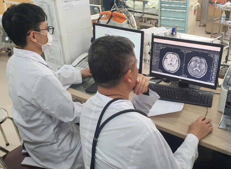 Hình ảnh MRI não người bệnh bị tổn thương nhân đuôi và bèo sẫm hai bên.