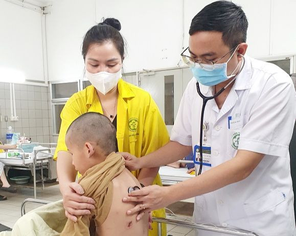 Bác sĩ Nguyễn Hữu Hiếu kiểm tra tình trạng sức khỏe của bệnh nhi sau 2 tuần điều trị (ngày 27/10).