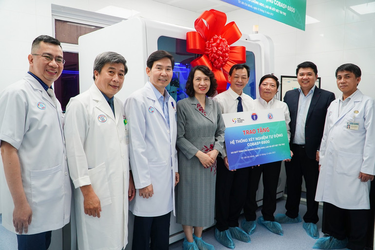 Hệ thống máy hiện đại thuộc dòng Cobas với công suất cao.