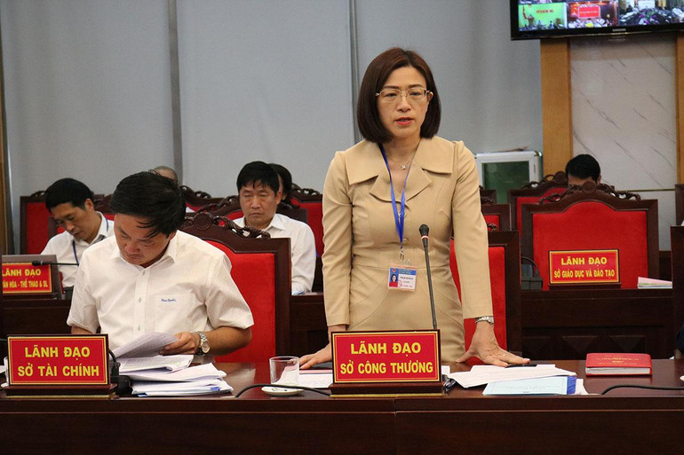 Lãnh đạo Sở Công thương trả lời các câu hỏi của nông dân.