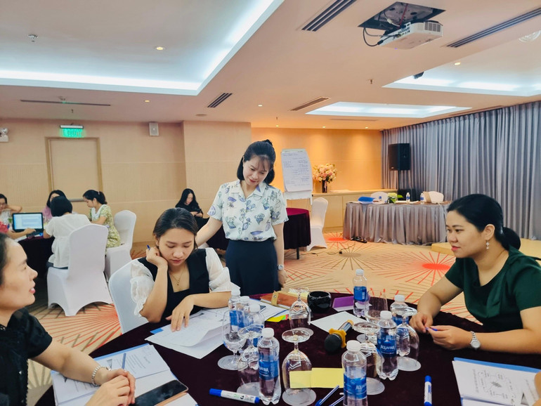 Các giảng viên trao đổi với học viên. Các giảng viên trao đổi với học viên.