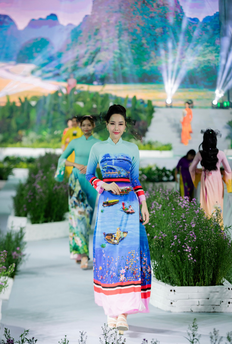 Cầu Ninh Kiều-Chợ nổi Cái Răng, Cần Thơ trên những tà áo dài thướt tha.